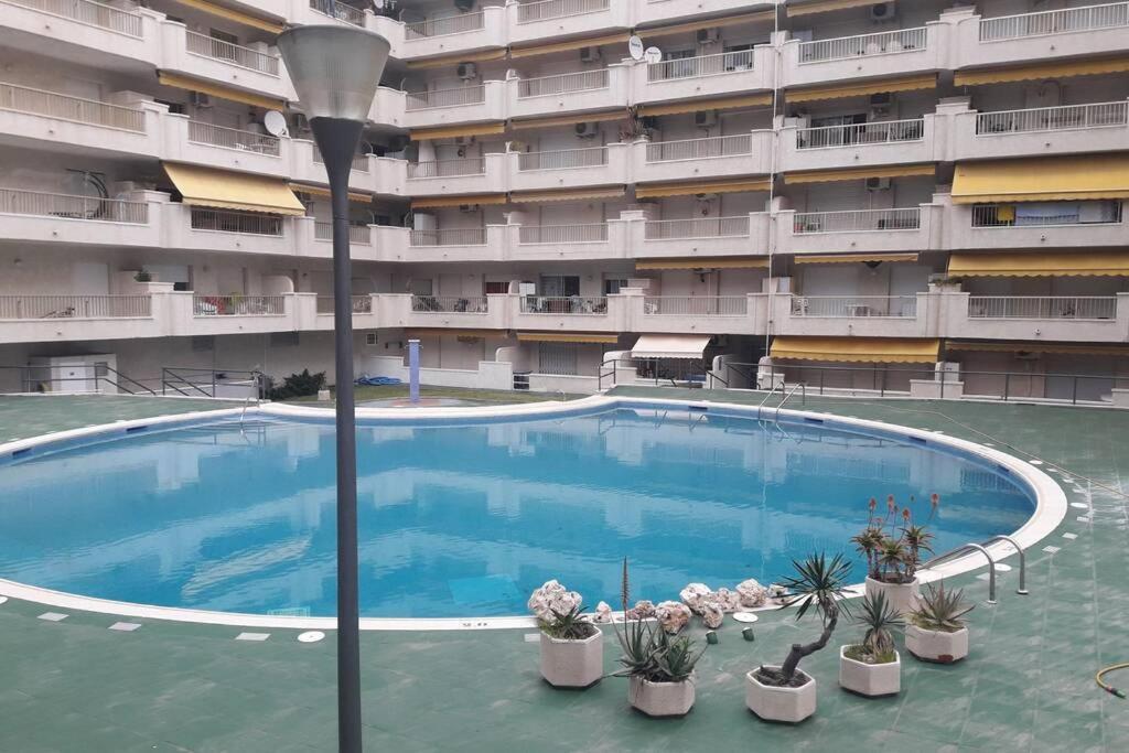 Cozy Apartment With Parking サロウ エクステリア 写真
