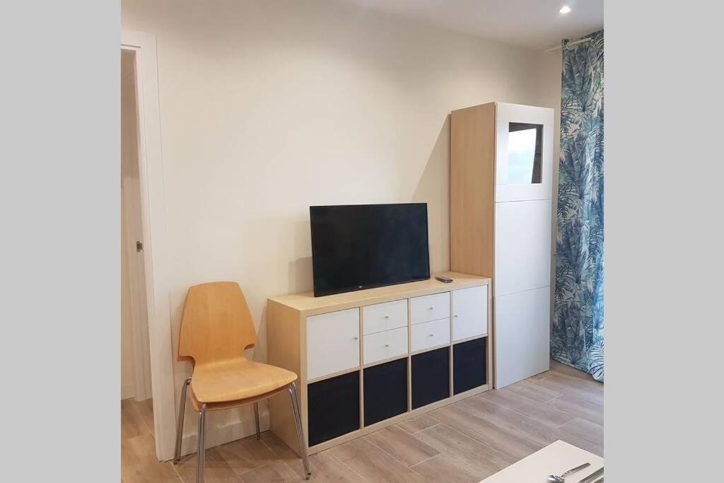 Cozy Apartment With Parking サロウ エクステリア 写真