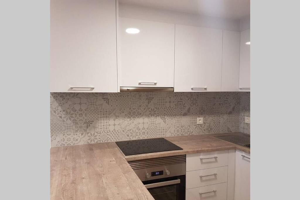 Cozy Apartment With Parking サロウ エクステリア 写真